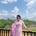 Shraddha Das Instagram – Kashmiri cottage vibes in Maharashtra 😍 @canaryislandslonavala
Wearing a customised @sugankesar chikankari kurta🌸
Earrings : @the_jewel_gallery

#travelgram #lonavla #shraddhadas Canary Islands Resort & Spa