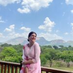 Shraddha Das Instagram - Kashmiri cottage vibes in Maharashtra 😍 @canaryislandslonavala Wearing a customised @sugankesar chikankari kurta🌸 Earrings : @the_jewel_gallery #travelgram #lonavla #shraddhadas Canary Islands Resort & Spa