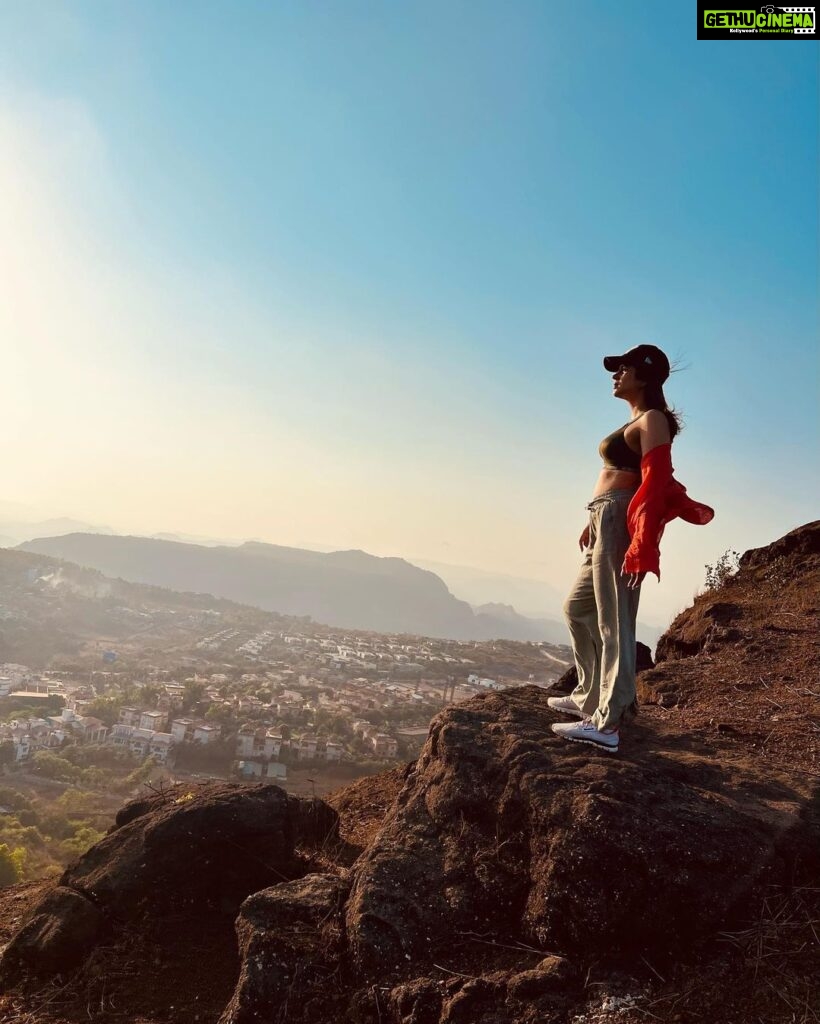 Shraddha Das Instagram - The most beautiful trek organised by @radissonresortandspalonavala , the moment at the top of the mountain was just surreal 😍 #trek #travelgram #lonavla Radisson Resort & Spa Lonavala