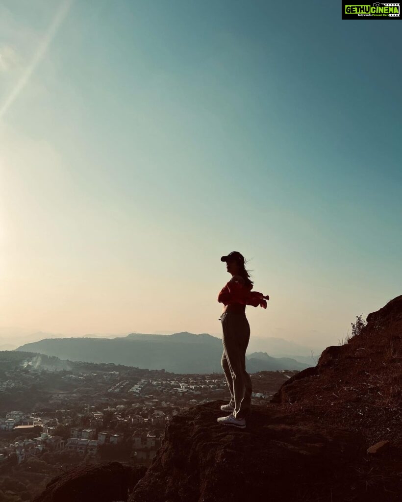 Shraddha Das Instagram - The most beautiful trek organised by @radissonresortandspalonavala , the moment at the top of the mountain was just surreal 😍 #trek #travelgram #lonavla Radisson Resort & Spa Lonavala