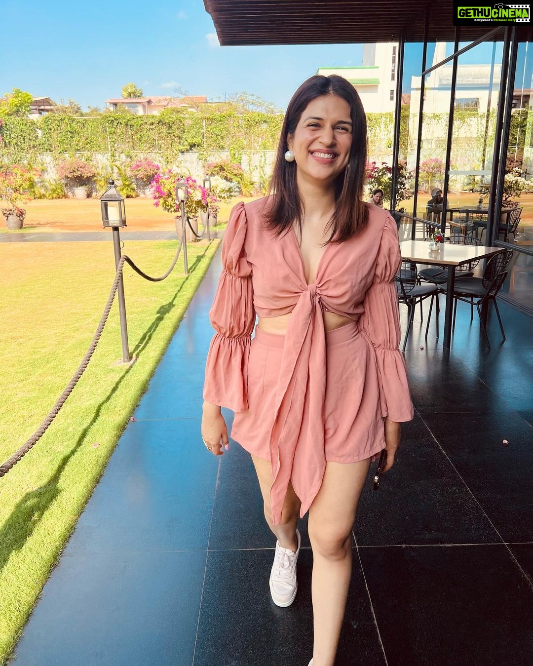 Shraddha Das Instagram - 🧀🍷☕️🧁🌸 everything at @radissonresortandspalonavala 👗 @poshaffair.co , @viralmantra 💍 @the_jewel_gallery Bag : @thegusto.in #travelgram #lonavlatrip #allthingsilove #shraddhadas Radisson Resort & Spa Lonavala