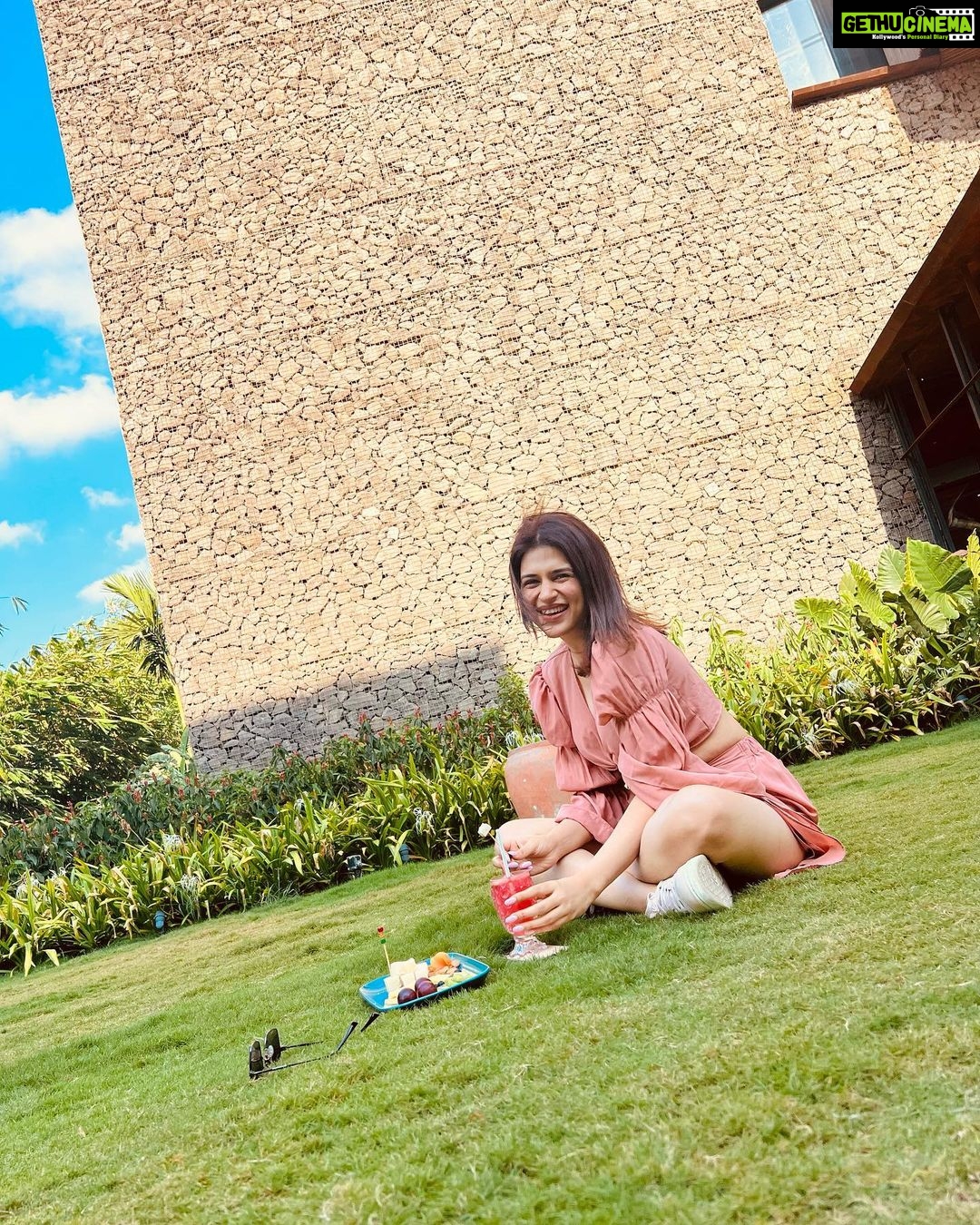 Shraddha Das Instagram - 🧀🍷☕️🧁🌸 everything at @radissonresortandspalonavala 👗 @poshaffair.co , @viralmantra 💍 @the_jewel_gallery Bag : @thegusto.in #travelgram #lonavlatrip #allthingsilove #shraddhadas Radisson Resort & Spa Lonavala