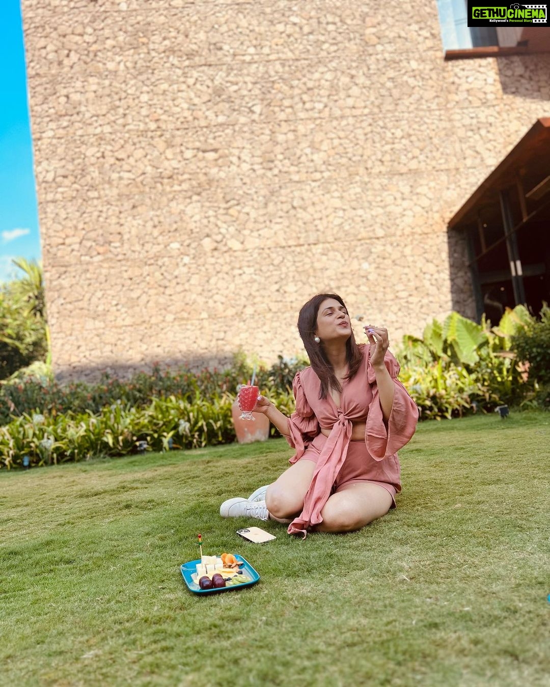 Shraddha Das Instagram - 🧀🍷☕️🧁🌸 everything at @radissonresortandspalonavala 👗 @poshaffair.co , @viralmantra 💍 @the_jewel_gallery Bag : @thegusto.in #travelgram #lonavlatrip #allthingsilove #shraddhadas Radisson Resort & Spa Lonavala