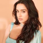 Shraddha Kapoor Instagram – Jhoothi ne aasmaan hi lapet liya 😋☁️