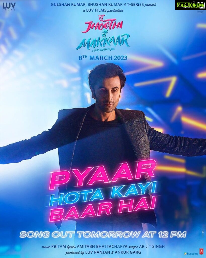 Shraddha Kapoor Instagram - Pyaar ka ultimate gyaan… Kal milega. 😉 #PyaarHotaKayiBaarHai Out tomorrow. 🎵 Link in bio. #TuJhoothiMainMakkaar #RanbirKapoor #LuvRanjan @anshul3112 @modyrahulmody @gargankur82 #BhushanKumar @luv_films @tseries.official @arijitsingh @ipritamofficial @amitabhbhattacharyaofficial