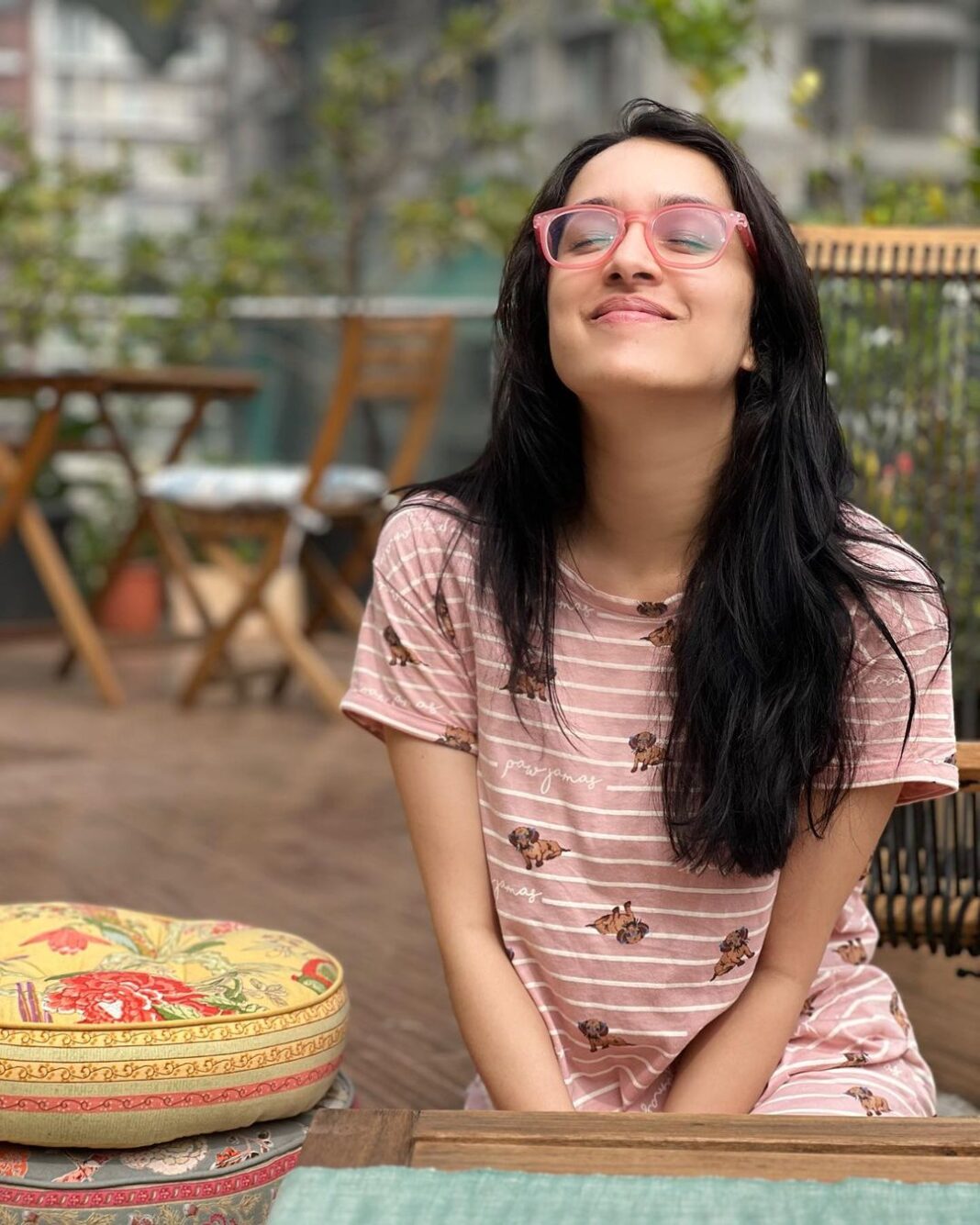 Shraddha Kapoor Instagram - Kisme himmat hai Sunday ko Sun aur mere beech mein aane ki??? 🌞🙃