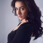 Shraddha Kapoor Instagram - Jhoothi Coaching Classes 🤥 Apply in comments with a sample Jhooth…