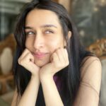 Shraddha Kapoor Instagram - 2023 ke pyaar mein sabse mushkil kya hai? 🤔🤔💭 A question that stuck with me after watching the trailer of ##TuJhoothiMainMakkaar. Excited to read your answers!!!