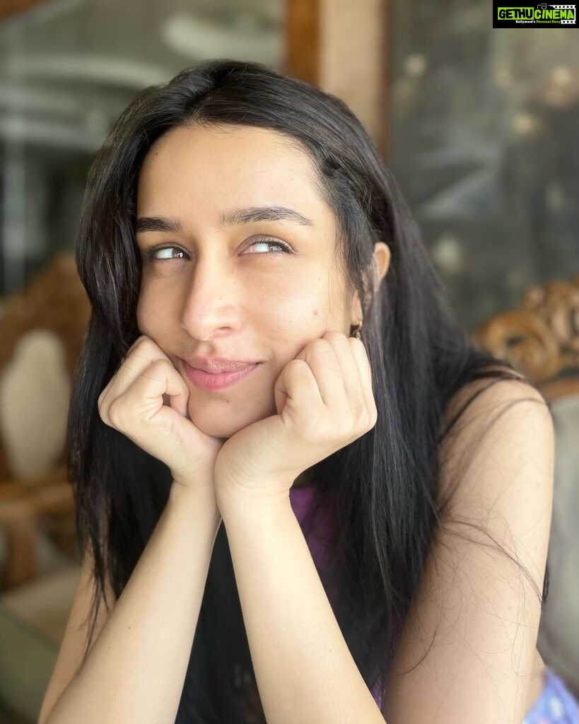 Shraddha Kapoor Instagram - 2023 ke pyaar mein sabse mushkil kya hai? 🤔🤔💭 A question that stuck with me after watching the trailer of ##TuJhoothiMainMakkaar. Excited to read your answers!!!