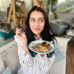 Shraddha Kapoor Instagram - Foodies United😁🦦🧡 Pani Puri Pyaar by @padminikolhapure Ragda Pattice Pyaar by @tejukolhapure