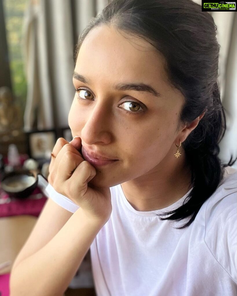 Shraddha Kapoor Instagram - Agar 2023 ka har din aaj ki tarah start ho, are you 😇, 🤪, 🫠, 😱 ???