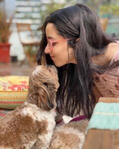 Shraddha Kapoor Instagram - Kisme himmat hai Sunday ko Sun aur mere beech mein aane ki??? 🌞🙃