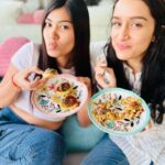 Shraddha Kapoor Instagram – Foodies United😁🦦🧡

Pani Puri Pyaar by @padminikolhapure 
Ragda Pattice Pyaar by @tejukolhapure