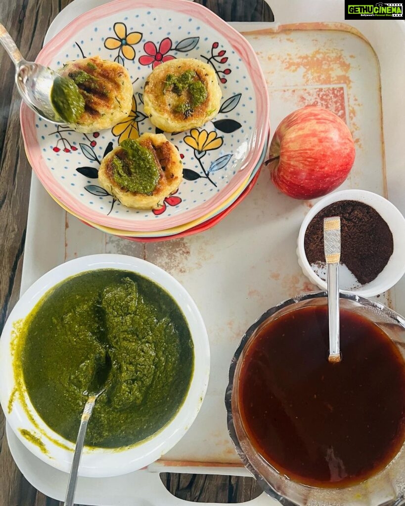 Shraddha Kapoor Instagram - Foodies United😁🦦🧡 Pani Puri Pyaar by @padminikolhapure Ragda Pattice Pyaar by @tejukolhapure
