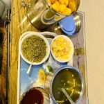 Shraddha Kapoor Instagram – Foodies United😁🦦🧡

Pani Puri Pyaar by @padminikolhapure 
Ragda Pattice Pyaar by @tejukolhapure