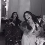 Shrenu Parikh Instagram - All she had to do was deewar pe takrana! But drame khatam hi nahi hote inke!! . #trending #reelsinstagram #reelitfeelit❤️❤️ #drama #love #friendship #viral #viralvideos