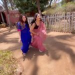 Shrenu Parikh Instagram - Hum yeh karte hai set pe 😜😂 #trendingnow #doglover #bts #shrenuparikh #bhaweekachaudhary #maitree #zeetv #friendship