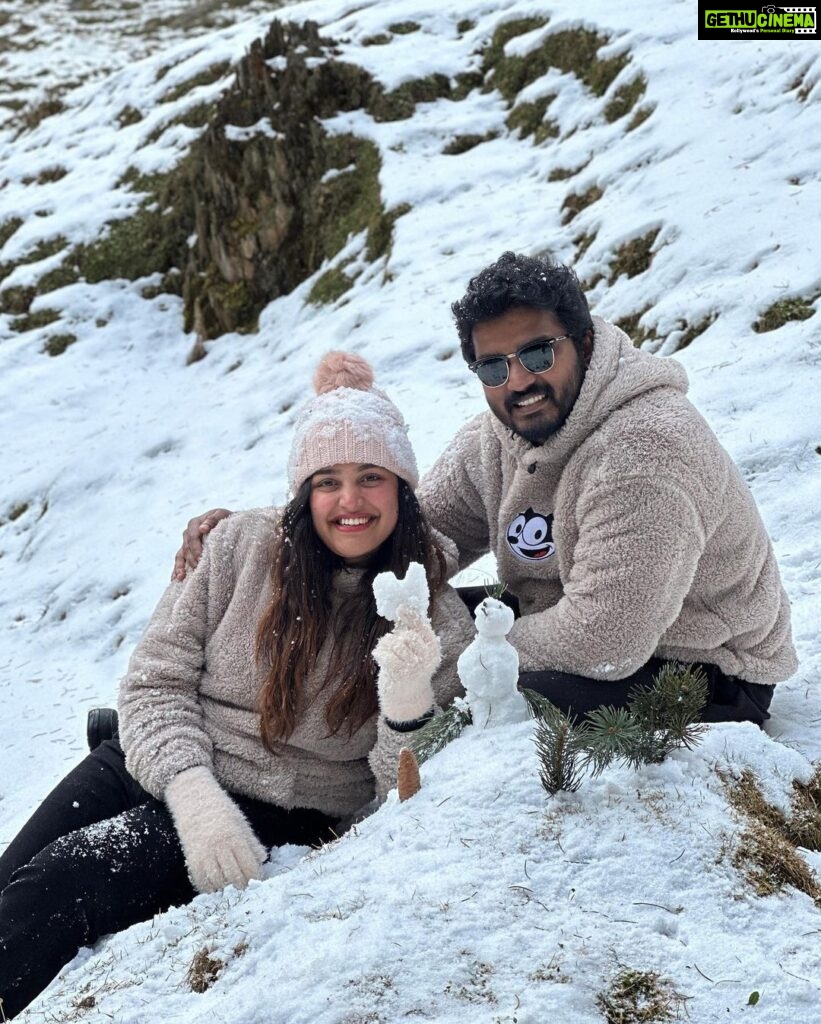 Shreya Anchan Instagram - Happiness is making snowman with Husband 😍🥶⛄️❄️ #snowman #kashmirdairies❤️