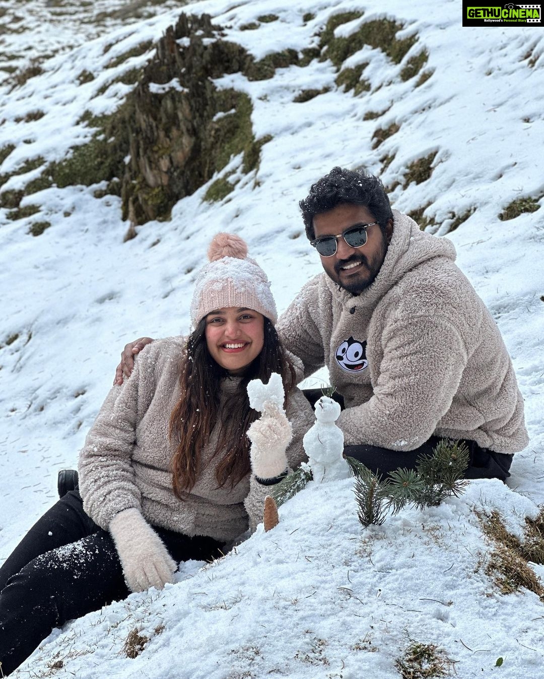 Shreya Anchan - 153.7K Likes - Happiness is making snowman with Husband 😍🥶⛄️❄️
#snowman #kashmirdairies❤️