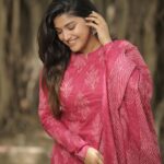 Shreya Anchan Instagram – Live life in full boom 🌸 
.
.
.
.
Wearing @vintageclosetofkamali 🫶🏻