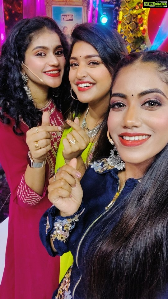 Shreya Anchan Instagram - Coz we are beautiful💃💞 Makeup: @haripriyamakeupartist Outfit: @jyotishdhiwakar.vastramvesture #shreyaaanchan #shreya #rajini #preetha #subiksha #subikshakaya #preethasuresh #preethareels #preetha_suresh21 #instagramreels #reelsinstagram #trending #rajiniserial