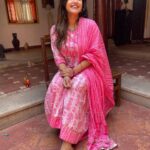 Shreya Anchan Instagram - Wearing: @vintageclosetofkamali 💕