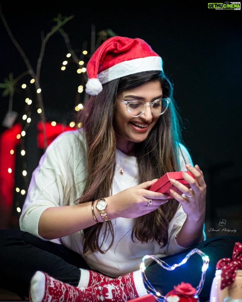 Shreya Anchan Instagram - Layer up this Holiday season with @danielwellington 🎄❤️ Get up to 50% off when buying 3 or more items, additionally use my code SHREYAO to get 15% more 😍 Happy Shopping 🎁 #DanielWellington #ad Photo Credit : @dhanush__photography 😍