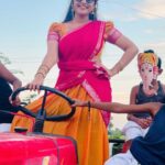 Shreya Anchan Instagram - Thank you @priyaregan_mb akka For creating this look in such a short time 🤗😘 @ivalinmabia this is gonna be one of my favorite outfit 😍😍 #Rajini #Rajiniserial #zeetamil