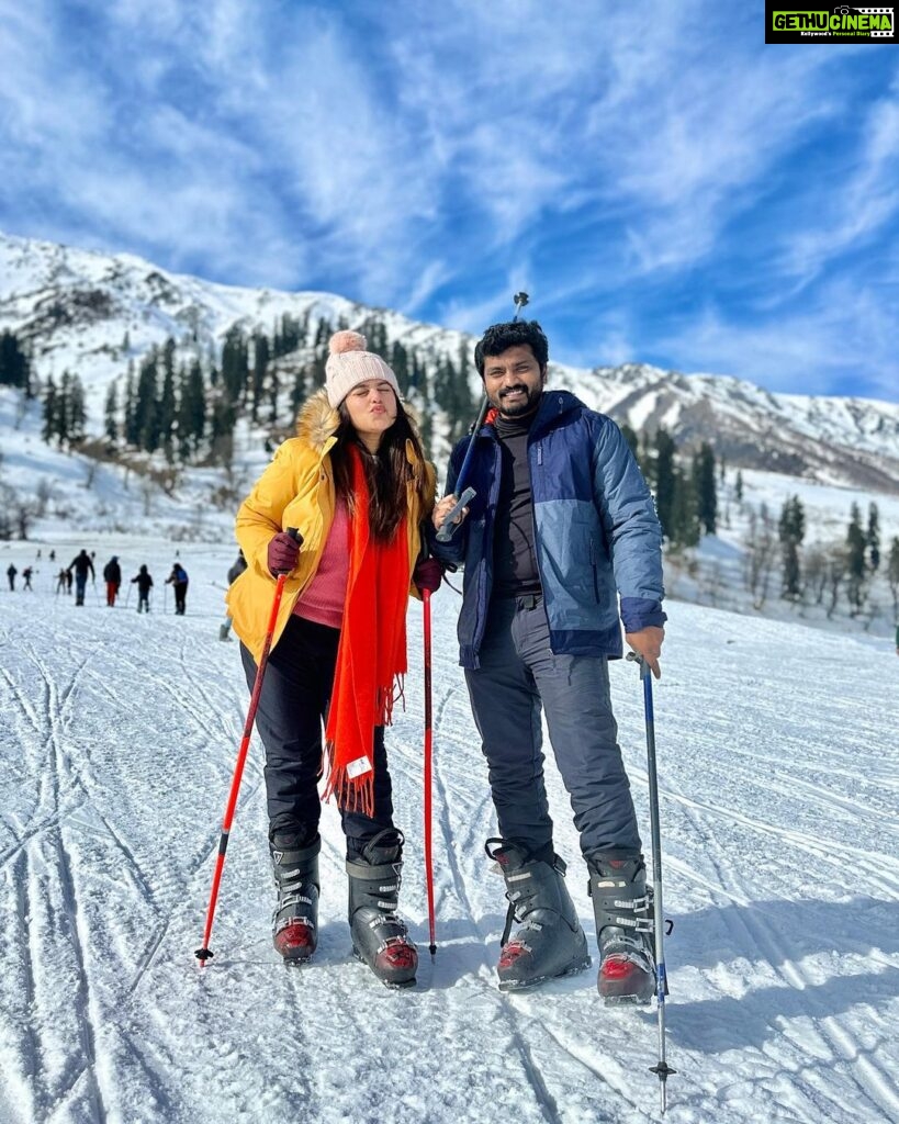 Shreya Anchan Instagram - Song 🎶 💯 @shreyaanchan_official ❤️😘 . #skiing #snow #kashmir #love #gulmarg @touronholidays