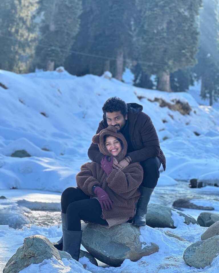 Shreya Anchan Instagram - @shreyaanchan_official ❤️ Wish you a many more happy returns of the day to the woman who gave meaning to my life 🥰 my dear pondati ❤️ Thank you for coming into my life and making it colorful.Happy Birthday Jaan 😘 my dear baby I love you forever pondati mwahhhh😘🥰❤️ Gulmarg, Kashmir