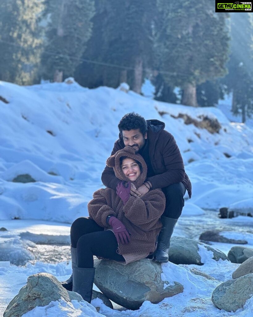Shreya Anchan Instagram - @shreyaanchan_official ❤️ Wish you a many more happy returns of the day to the woman who gave meaning to my life 🥰 my dear pondati ❤️ Thank you for coming into my life and making it colorful.Happy Birthday Jaan 😘 my dear baby I love you forever pondati mwahhhh😘🥰❤️ Gulmarg, Kashmir