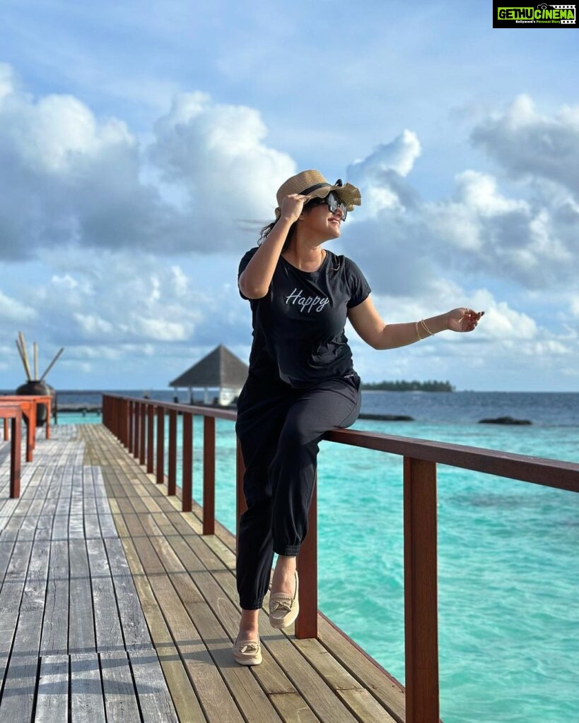 Shreya Anchan Instagram - Over the sea and under the sky 💫 #maldives #maldivesdiaries @touronholidays Coco Palm Bodu Hithi, Maldives