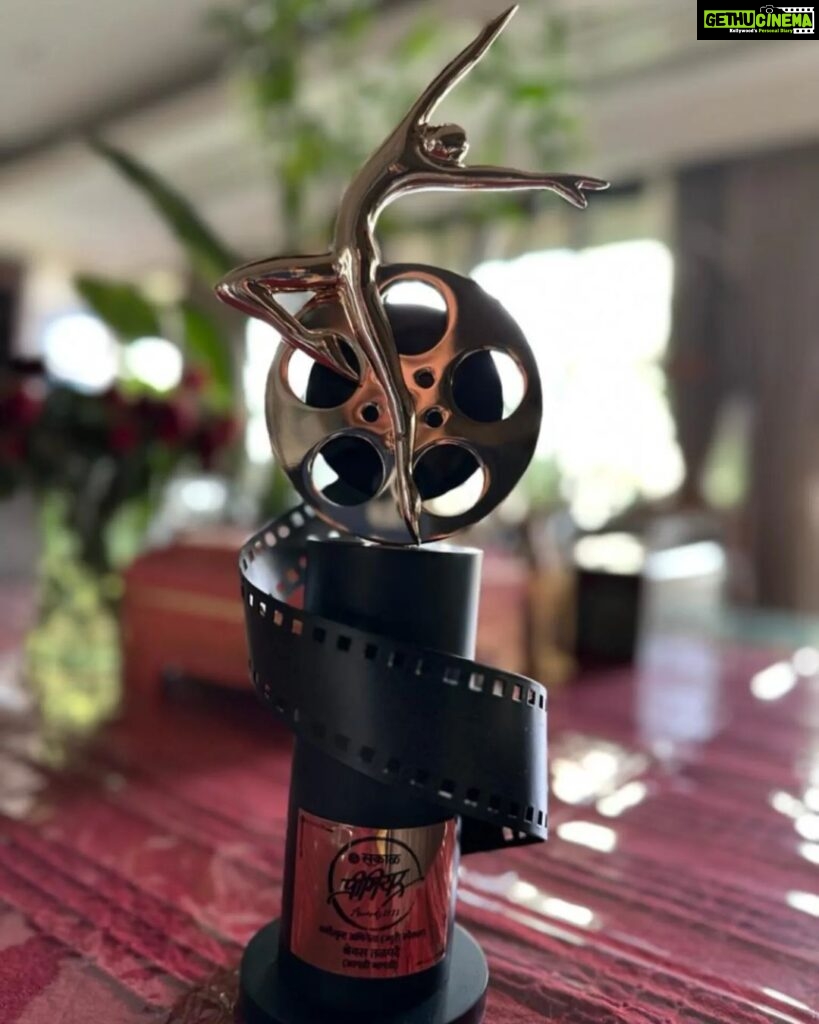 Shreyas Talpade Instagram - Thank you #SakalPremiereAwards & the Jury for this Best Actor Award (Jury Special Award) for my film #AapdiThapdi. This award is as special as the film & gives us the much needed confidence to believe in the kind of films we do.