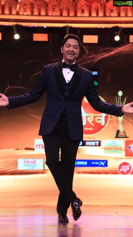 Shreyas Talpade Instagram - From the archives of Zee Chitra Gaurav Awards 😎🕺🏻