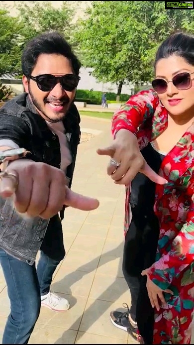 Shreyas Talpade Instagram - And we switch 😎 Make way for Kannada × Marathi fusion vibe #Pushpavati 🤙 @radhika_kumarswamy you are such a sport & as we call it…a complete enthu cutlet. M truly having a great time doing this film with you. Cheers to #Ajagratha.