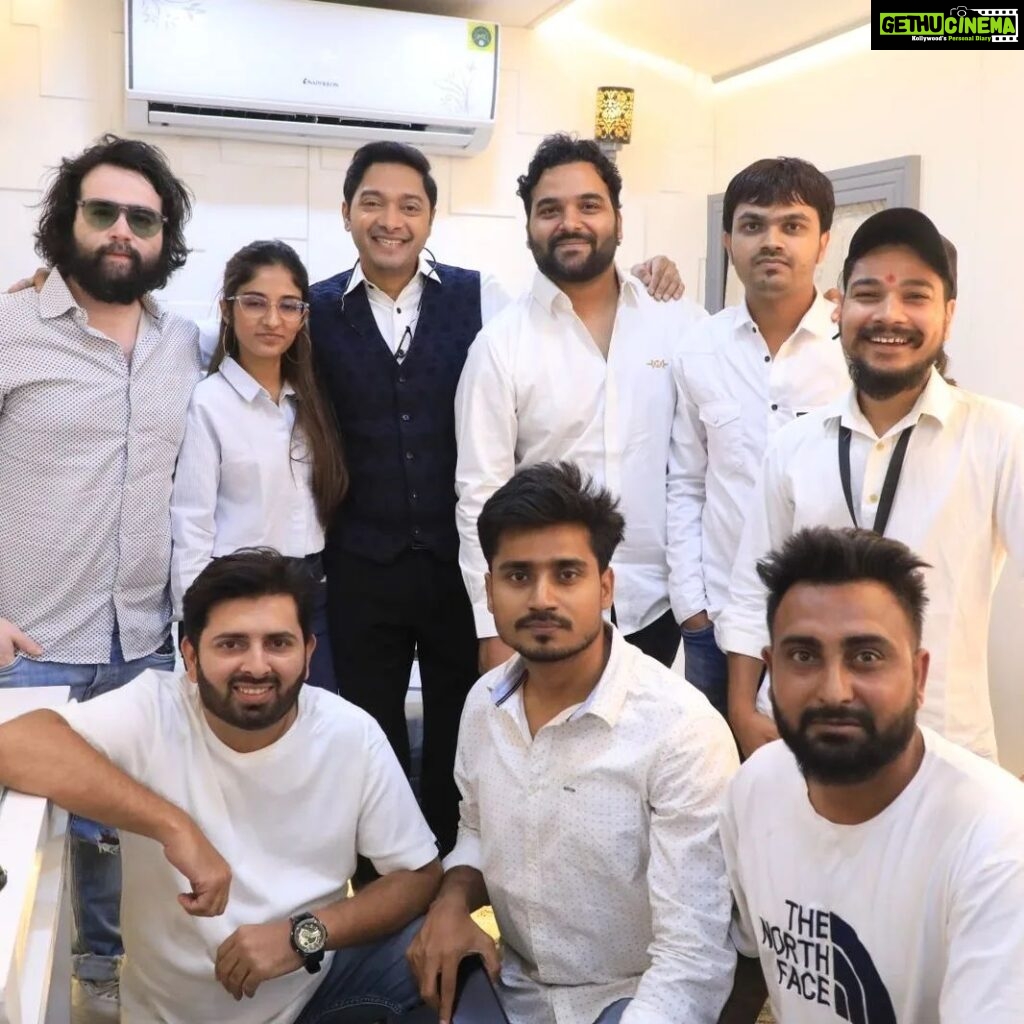 Shreyas Talpade Instagram - The entire team in white, in a white van, with white colored AC ...and guess what...this was not planned. When the team thinks in the same direction as one big family the outcome is always all 🤍 PS. Don't miss the white remote and white bottle on the white colored table 😝 #backstage #dreamteam