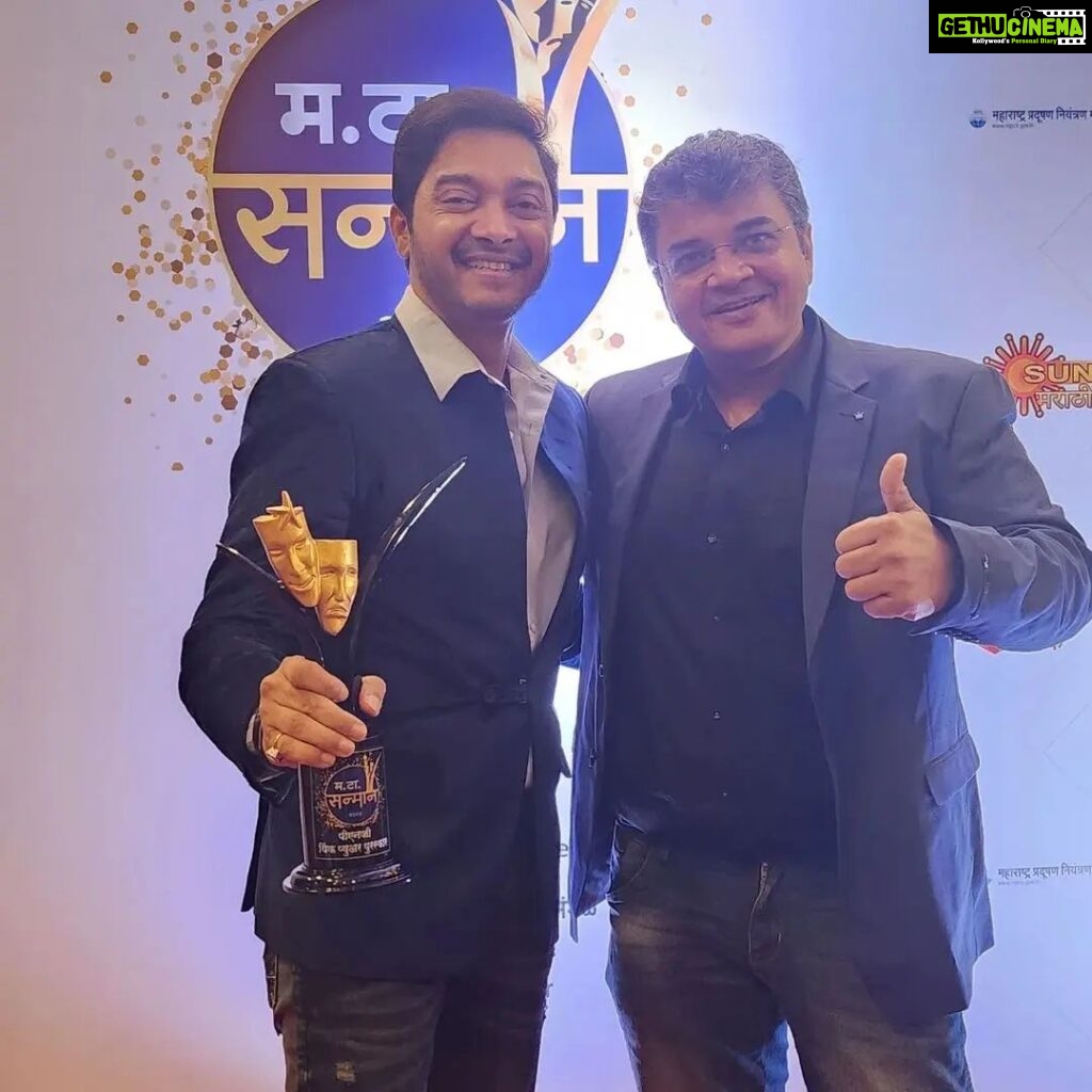 Shreyas Talpade Instagram - Thank you MaTa Sanman for this honour. Truly means a lot. Posted @withregram • @anandkarir FIRST MOVIE, FIRST AWARD. Last Night AAPDI THAAPDI won the coveted Ma.Ta. Samaan award, by the Maharastra Times. This one is special and will be cherished forever. I remember the day when Sunila Anand Karir and I started penning down the script of AAPDI THAAPDI. We were sure that this simple and beautiful story has to be written and made in an equally 'pure' way. It was our little tribute to the beautiful stories of Malgudi Days, which shaped up many childhoods. Now to get the Ma.Ta. Samaan 'Think Pure Cinema award' for AAPDI THAAPDI means we did reach closer to the goal we set out to achieve. Many hugs to Shreyas Talpade , Mukta Barve, Nandu Madhav , Sandeep Pathak, Navin Prabhakar, Khushi Hazare shared the enthusiasm and joined me in bringing this story to life. Big thanks to Kc Pandey, Vishal Shetty and all producers for believing in me and agreeing to be my partners in crime. To Suman Sahu and the camera team for shooting AAPDI THAAPDI so beautifully. To Satish Gawali , whose production design made all frames look so pretty. To Sonal and the costume team for making the characters look so real. To Saleem Ahmad - Casting Director for going out of the way to get me the right cast. To Vaibhav Parab for editing the film so beautifully. To my brothers Rohan Utpat - Vinayak Salvi for giving soul to the film with their outstanding bgm. To Guru Thaakur for the beautiful lyrics. To Hanif Shaikh , Anand Bhaskar and Rohan Vinayak (once again) for the beautiful songs. To Bian Pandit , Sagar Gaonkar , Anup Kendre , Rucha and my entire direction team. To my friend Ganesh Chavhan for helping me enhance the flavour of the language. To Ajmal Shaikh for the fantastic publicity design and eternal support. To Dinesh Khairnar for the beautiful title track paintings. To Sivanar Konar, Sharad, Ankit Satarkar, Ajay and the outstanding production team who made it all look so easy. And last but by no means the least, to the entire cast and crew of AAPDI THAAPDI who made the movie what it is. You all are amazing guys and here's the proof 🏆.