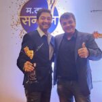Shreyas Talpade Instagram – Thank you MaTa Sanman for this honour. Truly means a lot.

Posted @withregram • @anandkarir FIRST MOVIE, FIRST AWARD. Last Night AAPDI THAAPDI won the coveted Ma.Ta. Samaan award, by the Maharastra Times. This one is special and will be cherished forever. 

I remember the day when Sunila Anand Karir  and I started penning down the script of AAPDI THAAPDI. We were sure that this simple and beautiful story has to be written and made in an equally ‘pure’ way. It was our little tribute to the beautiful stories of Malgudi Days, which shaped up many childhoods. Now to get the Ma.Ta. Samaan ‘Think Pure Cinema award’ for AAPDI THAAPDI means we did reach closer to the goal we set out to achieve.

Many hugs to Shreyas Talpade , Mukta Barve, Nandu Madhav , Sandeep Pathak, Navin Prabhakar, Khushi Hazare shared the enthusiasm and joined me in bringing this story to life.

Big thanks to Kc Pandey, Vishal Shetty and all producers for believing in me and agreeing to be my partners in crime.

To Suman Sahu  and the camera team for shooting AAPDI THAAPDI so beautifully.

To Satish Gawali , whose production design made all frames look so pretty.

To Sonal and the costume team for making the characters look so real.

To Saleem Ahmad – Casting Director  for going out of the way to get me the right cast.

To Vaibhav Parab  for editing the film so beautifully.

To my brothers Rohan Utpat – Vinayak Salvi for giving soul to the film with their outstanding bgm.

To Guru Thaakur  for the beautiful lyrics.

To Hanif Shaikh , Anand Bhaskar  and Rohan Vinayak (once again) for the beautiful songs.

To Bian Pandit , Sagar Gaonkar , Anup Kendre , Rucha and my entire direction team.

To my friend Ganesh Chavhan for helping me enhance the flavour of the language. 

To Ajmal Shaikh for the fantastic publicity design and eternal support.

To Dinesh Khairnar for the beautiful title track paintings.

To Sivanar Konar, Sharad, Ankit Satarkar, Ajay and the outstanding production team who made it all look so easy.

And last but by no means the least, to the entire cast and crew of AAPDI THAAPDI who made the movie what it is.

You all are amazing guys and here’s the proof 🏆.