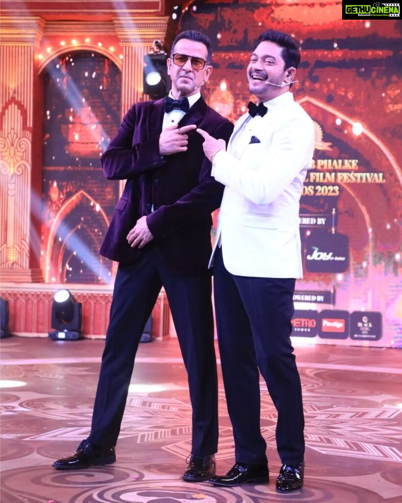 Shreyas Talpade Instagram - About Last Evening ✨ Do Host Bane Dost at Dadasaheb Phalke Awards 2023! @ronitboseroy bhai you're such a darling and all I can say is...Picture अभी बाकी है मेरे दोस्त! Would love to work again and again with you. #dadasahebphalkeawards