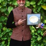Shreyas Talpade Instagram - Gratitude and Love continues! Thank you @middayindia for honoring me with #MaharashtraGouravAward 🙏 for Kaun Pravin Tambe. Thank you honourable Governor @bhagatsinghkoshyari sir for your time. Truly means a lot. 🙏🙏 @jaypraddesai @iamsudiptewari @shitalbhatia_official @neerajpofficial this one is for you. Kaun Pravin Tambe 🏏❤️ #MaharashtraGouravAward #gratitude #KaunPravinTambe