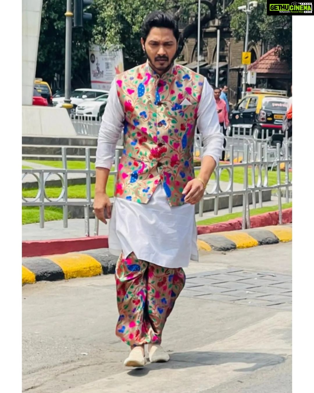 Shreyas Talpade Instagram - तूच माझी जन्मभूमी…तूच माझी कर्मभूमी…तू आहेस म्हणून मी आहे… मी महाराष्ट्राचा…महाराष्ट्र माझा. महाराष्ट्र दिनाच्या शुभेच्छा. खूप खूप आभार @bombaytimes team #MadhureetaMukherjee (It was such a delight meeting you after so long) #NehaMaheshwri for those beautiful & apt words. #Prathamesh for the lovely pics. Styled by: @dipesh_hingu Make up: @zaif_91 Hair: Saurabh