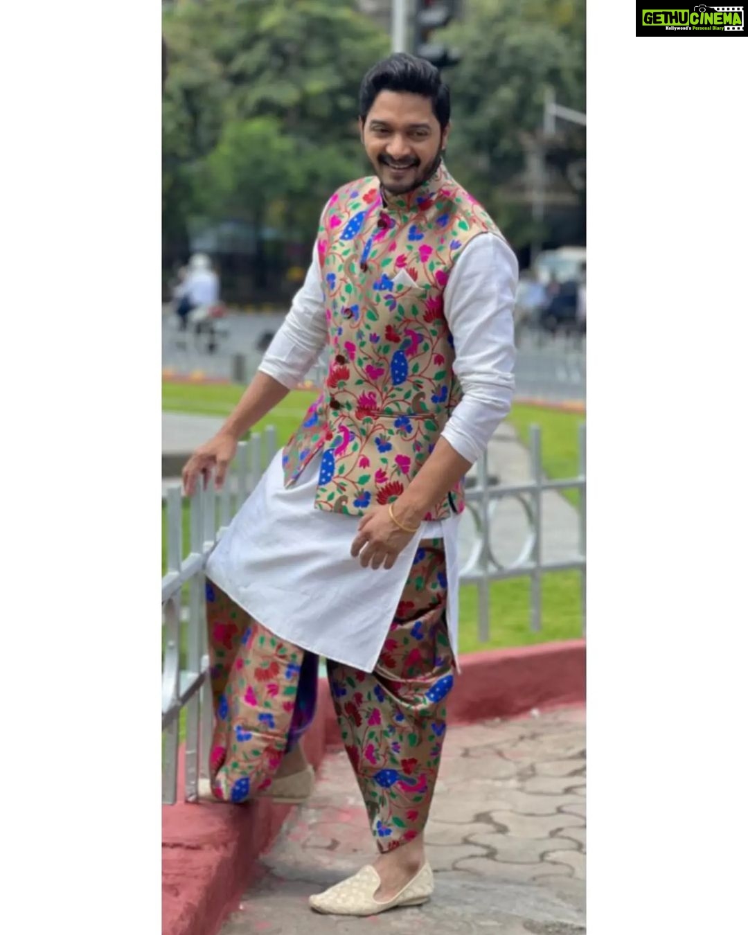 Shreyas Talpade Instagram - तूच माझी जन्मभूमी…तूच माझी कर्मभूमी…तू आहेस म्हणून मी आहे… मी महाराष्ट्राचा…महाराष्ट्र माझा. महाराष्ट्र दिनाच्या शुभेच्छा. खूप खूप आभार @bombaytimes team #MadhureetaMukherjee (It was such a delight meeting you after so long) #NehaMaheshwri for those beautiful & apt words. #Prathamesh for the lovely pics. Styled by: @dipesh_hingu Make up: @zaif_91 Hair: Saurabh
