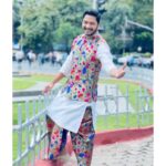 Shreyas Talpade Instagram - तूच माझी जन्मभूमी…तूच माझी कर्मभूमी…तू आहेस म्हणून मी आहे… मी महाराष्ट्राचा…महाराष्ट्र माझा. महाराष्ट्र दिनाच्या शुभेच्छा. खूप खूप आभार @bombaytimes team #MadhureetaMukherjee (It was such a delight meeting you after so long) #NehaMaheshwri for those beautiful & apt words. #Prathamesh for the lovely pics. Styled by: @dipesh_hingu Make up: @zaif_91 Hair: Saurabh