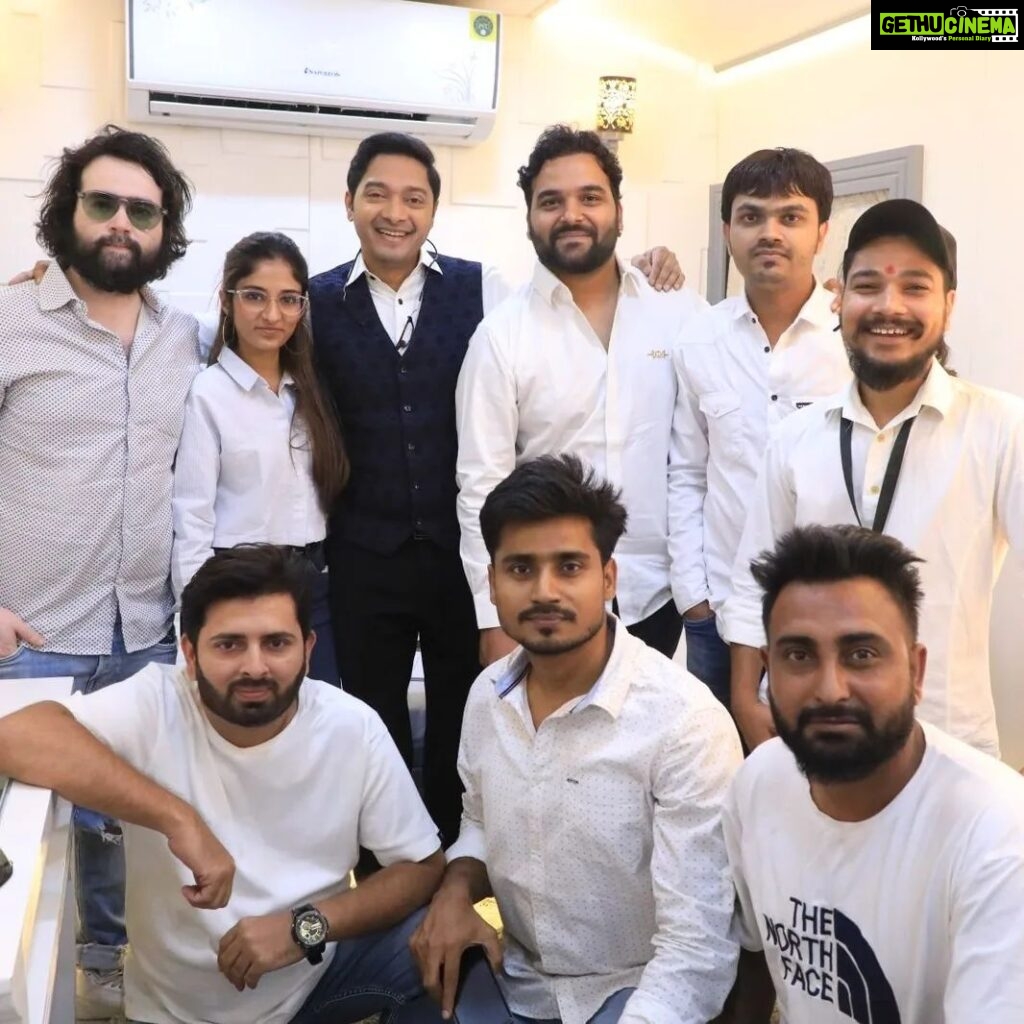 Shreyas Talpade Instagram - The entire team in white, in a white van, with white colored AC ...and guess what...this was not planned. When the team thinks in the same direction as one big family the outcome is always all 🤍 PS. Don't miss the white remote and white bottle on the white colored table 😝 #backstage #dreamteam