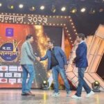 Shreyas Talpade Instagram – Thank you MaTa Sanman for this honour. Truly means a lot.

Posted @withregram • @anandkarir FIRST MOVIE, FIRST AWARD. Last Night AAPDI THAAPDI won the coveted Ma.Ta. Samaan award, by the Maharastra Times. This one is special and will be cherished forever. 

I remember the day when Sunila Anand Karir  and I started penning down the script of AAPDI THAAPDI. We were sure that this simple and beautiful story has to be written and made in an equally ‘pure’ way. It was our little tribute to the beautiful stories of Malgudi Days, which shaped up many childhoods. Now to get the Ma.Ta. Samaan ‘Think Pure Cinema award’ for AAPDI THAAPDI means we did reach closer to the goal we set out to achieve.

Many hugs to Shreyas Talpade , Mukta Barve, Nandu Madhav , Sandeep Pathak, Navin Prabhakar, Khushi Hazare shared the enthusiasm and joined me in bringing this story to life.

Big thanks to Kc Pandey, Vishal Shetty and all producers for believing in me and agreeing to be my partners in crime.

To Suman Sahu  and the camera team for shooting AAPDI THAAPDI so beautifully.

To Satish Gawali , whose production design made all frames look so pretty.

To Sonal and the costume team for making the characters look so real.

To Saleem Ahmad – Casting Director  for going out of the way to get me the right cast.

To Vaibhav Parab  for editing the film so beautifully.

To my brothers Rohan Utpat – Vinayak Salvi for giving soul to the film with their outstanding bgm.

To Guru Thaakur  for the beautiful lyrics.

To Hanif Shaikh , Anand Bhaskar  and Rohan Vinayak (once again) for the beautiful songs.

To Bian Pandit , Sagar Gaonkar , Anup Kendre , Rucha and my entire direction team.

To my friend Ganesh Chavhan for helping me enhance the flavour of the language. 

To Ajmal Shaikh for the fantastic publicity design and eternal support.

To Dinesh Khairnar for the beautiful title track paintings.

To Sivanar Konar, Sharad, Ankit Satarkar, Ajay and the outstanding production team who made it all look so easy.

And last but by no means the least, to the entire cast and crew of AAPDI THAAPDI who made the movie what it is.

You all are amazing guys and here’s the proof 🏆.