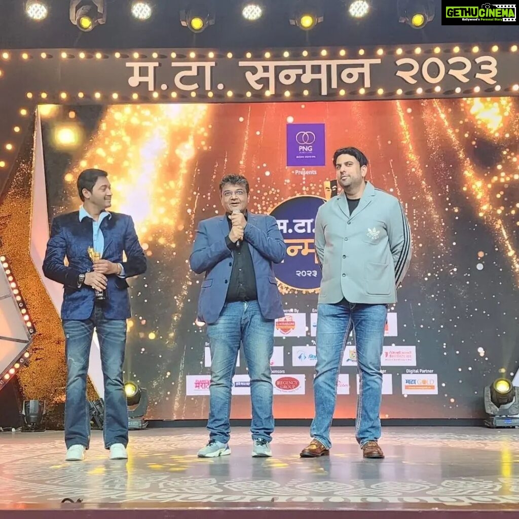 Shreyas Talpade Instagram - Thank you MaTa Sanman for this honour. Truly means a lot. Posted @withregram • @anandkarir FIRST MOVIE, FIRST AWARD. Last Night AAPDI THAAPDI won the coveted Ma.Ta. Samaan award, by the Maharastra Times. This one is special and will be cherished forever. I remember the day when Sunila Anand Karir and I started penning down the script of AAPDI THAAPDI. We were sure that this simple and beautiful story has to be written and made in an equally 'pure' way. It was our little tribute to the beautiful stories of Malgudi Days, which shaped up many childhoods. Now to get the Ma.Ta. Samaan 'Think Pure Cinema award' for AAPDI THAAPDI means we did reach closer to the goal we set out to achieve. Many hugs to Shreyas Talpade , Mukta Barve, Nandu Madhav , Sandeep Pathak, Navin Prabhakar, Khushi Hazare shared the enthusiasm and joined me in bringing this story to life. Big thanks to Kc Pandey, Vishal Shetty and all producers for believing in me and agreeing to be my partners in crime. To Suman Sahu and the camera team for shooting AAPDI THAAPDI so beautifully. To Satish Gawali , whose production design made all frames look so pretty. To Sonal and the costume team for making the characters look so real. To Saleem Ahmad - Casting Director for going out of the way to get me the right cast. To Vaibhav Parab for editing the film so beautifully. To my brothers Rohan Utpat - Vinayak Salvi for giving soul to the film with their outstanding bgm. To Guru Thaakur for the beautiful lyrics. To Hanif Shaikh , Anand Bhaskar and Rohan Vinayak (once again) for the beautiful songs. To Bian Pandit , Sagar Gaonkar , Anup Kendre , Rucha and my entire direction team. To my friend Ganesh Chavhan for helping me enhance the flavour of the language. To Ajmal Shaikh for the fantastic publicity design and eternal support. To Dinesh Khairnar for the beautiful title track paintings. To Sivanar Konar, Sharad, Ankit Satarkar, Ajay and the outstanding production team who made it all look so easy. And last but by no means the least, to the entire cast and crew of AAPDI THAAPDI who made the movie what it is. You all are amazing guys and here's the proof 🏆.