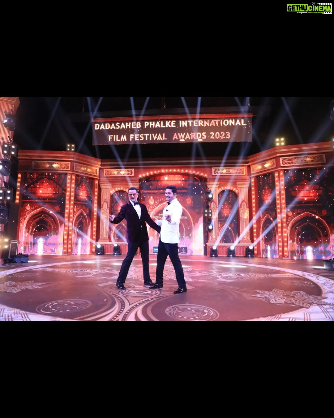Shreyas Talpade Instagram - About Last Evening ✨ Do Host Bane Dost at Dadasaheb Phalke Awards 2023! @ronitboseroy bhai you're such a darling and all I can say is...Picture अभी बाकी है मेरे दोस्त! Would love to work again and again with you. #dadasahebphalkeawards
