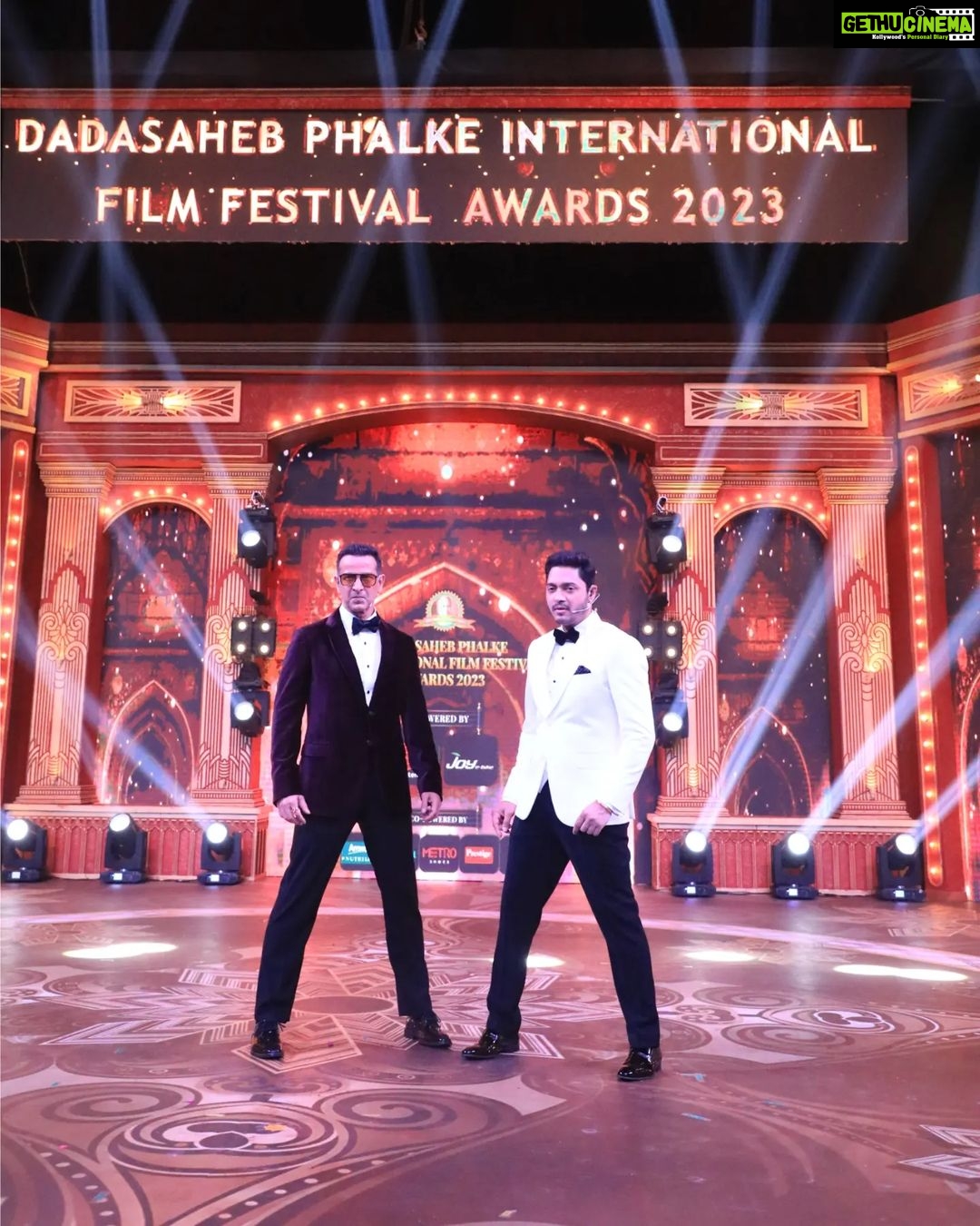Shreyas Talpade Instagram - About Last Evening ✨ Do Host Bane Dost at Dadasaheb Phalke Awards 2023! @ronitboseroy bhai you're such a darling and all I can say is...Picture अभी बाकी है मेरे दोस्त! Would love to work again and again with you. #dadasahebphalkeawards
