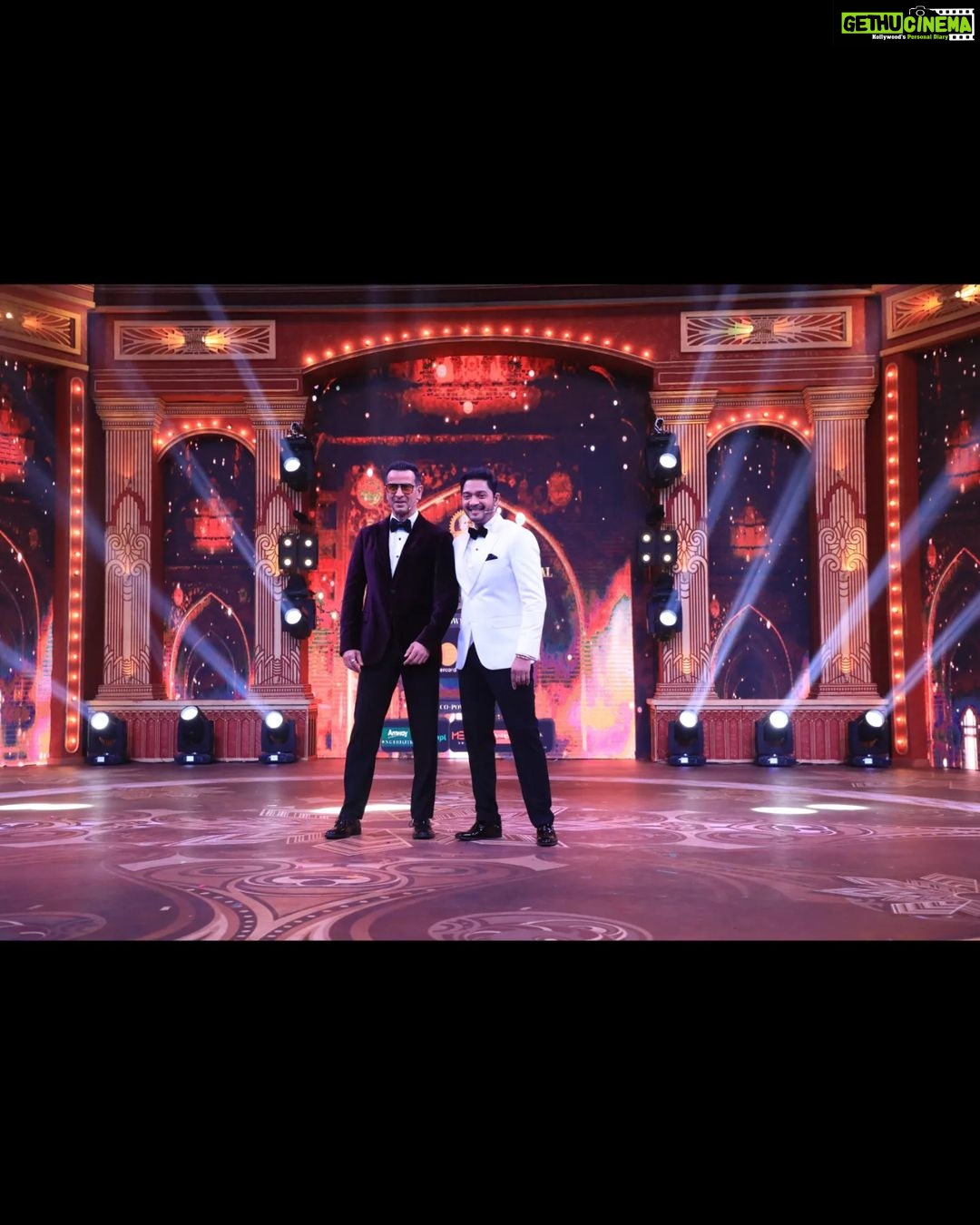 Shreyas Talpade Instagram - About Last Evening ✨ Do Host Bane Dost at Dadasaheb Phalke Awards 2023! @ronitboseroy bhai you're such a darling and all I can say is...Picture अभी बाकी है मेरे दोस्त! Would love to work again and again with you. #dadasahebphalkeawards