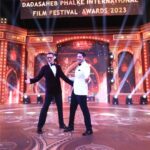 Shreyas Talpade Instagram - About Last Evening ✨ Do Host Bane Dost at Dadasaheb Phalke Awards 2023! @ronitboseroy bhai you're such a darling and all I can say is...Picture अभी बाकी है मेरे दोस्त! Would love to work again and again with you. #dadasahebphalkeawards